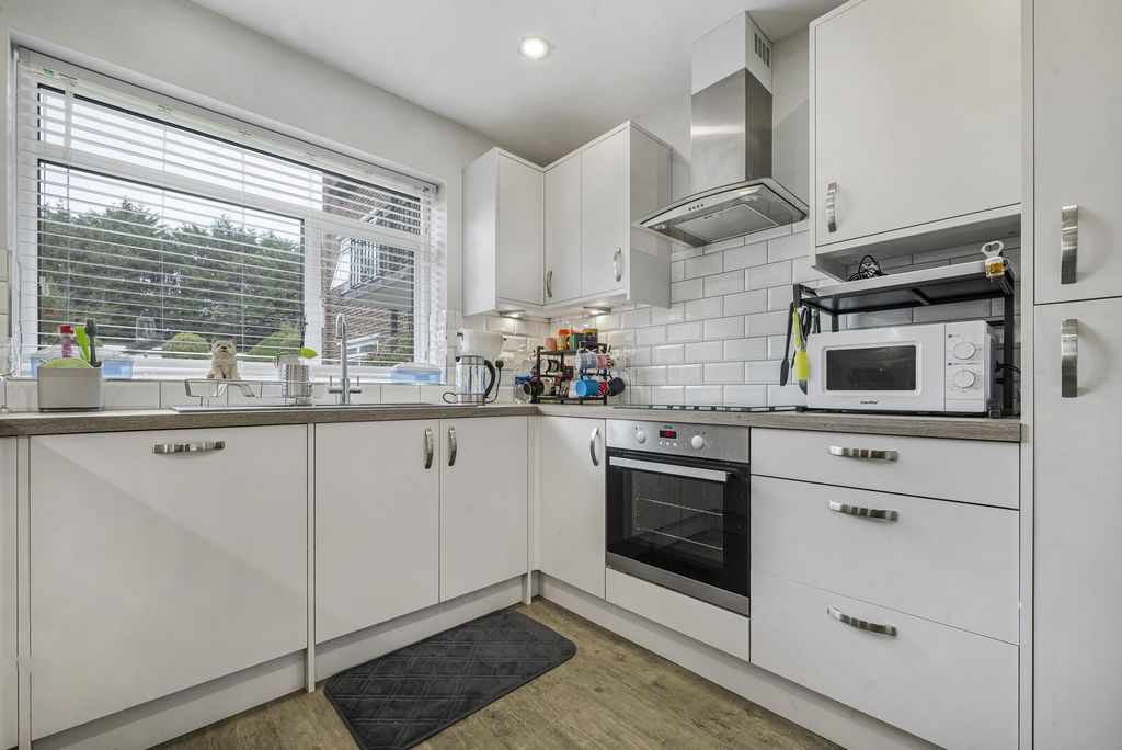 Property photo 3 of 10 Kitchen