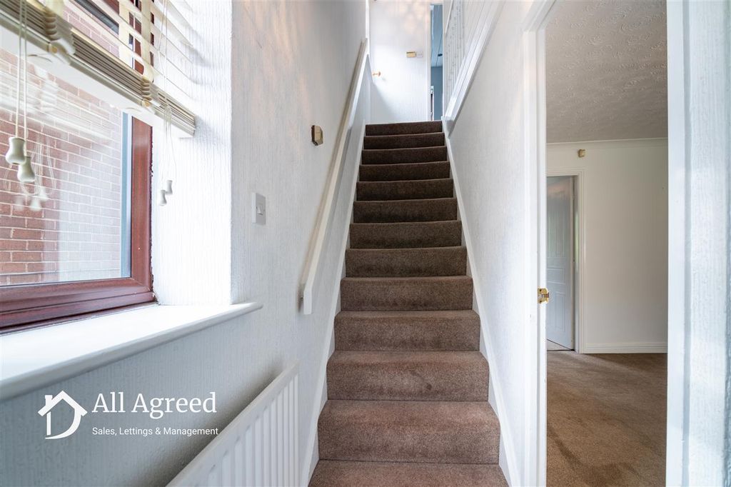 Property photo 2 of 17 Entrance Hall