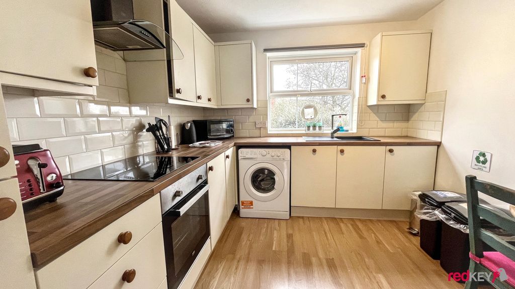 Property photo 3 of 8 Kitchen