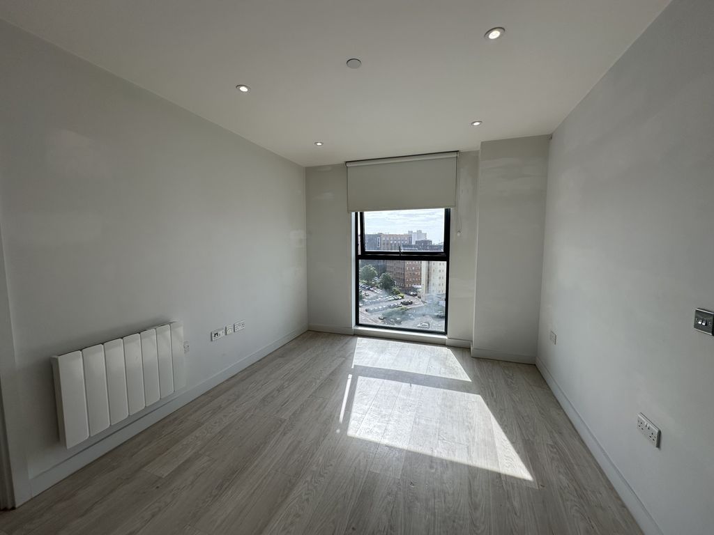 Property photo 3 of 20 Living Space 1