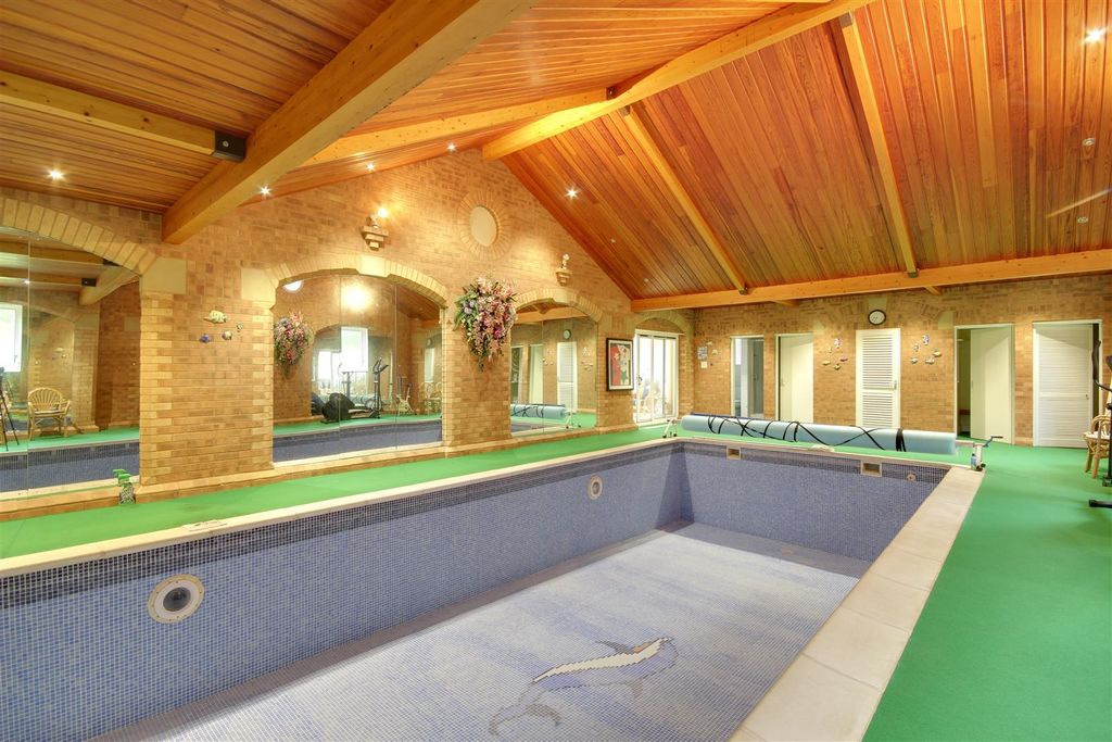 Property photo 2 of 26 Swimming Pool Complex