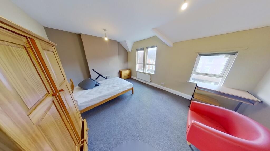 Property photo 1 of 11 Bright And Cozy Double Bedroom Featuring A Large d...
