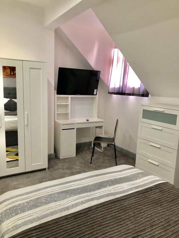 Property photo 2 of 6 Bedroom Photo 2