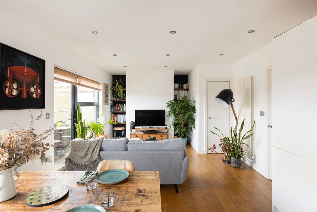 Property photo 2 of 18 Damien Street, E1