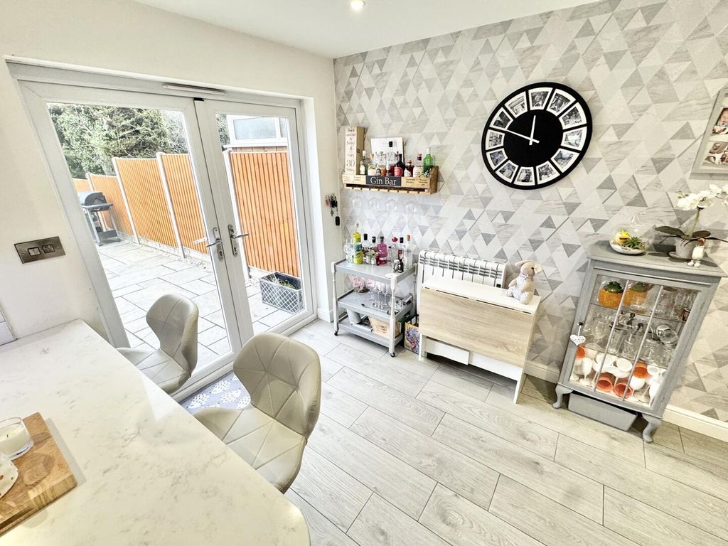 Property photo 3 of 17 Dining Kitchen