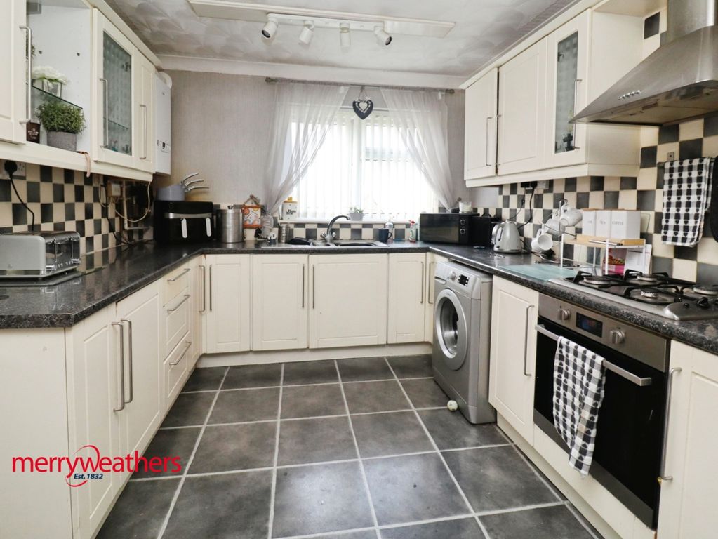 Property photo 2 of 12 Dining Kitchen