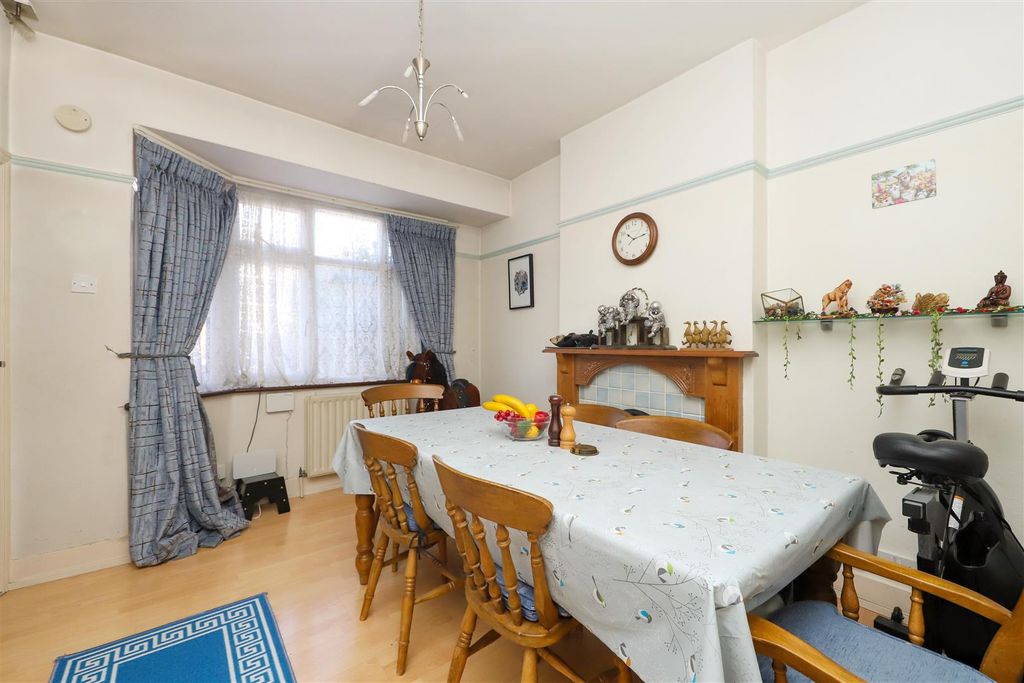 Property photo 3 of 11 Lounge