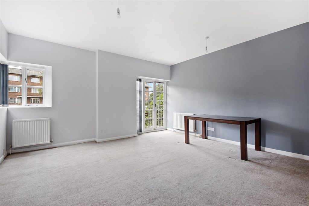 Property photo 3 of 11 Reception