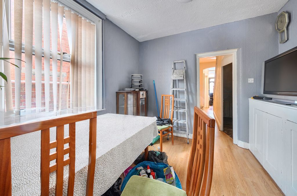 Property photo 3 of 10 1396707-6-695Cea8...