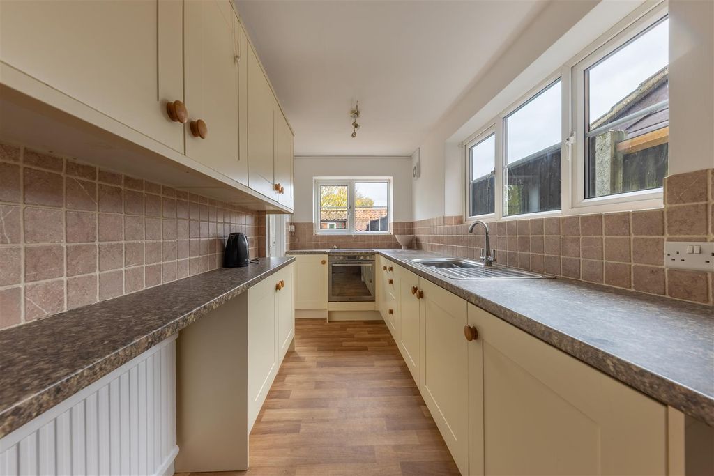 Property photo 3 of 12 Kitchen