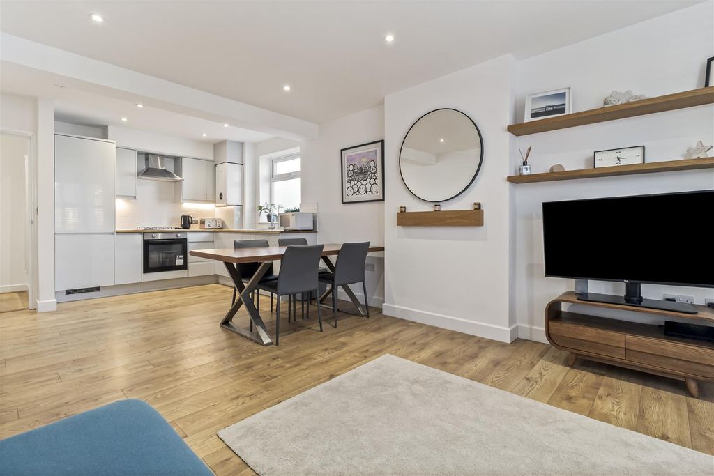 Property photo 2 of 15 5. 19 Reigate Road_010.Jpg