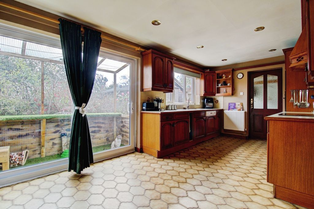Property photo 3 of 20 Kitchen (Full Width)