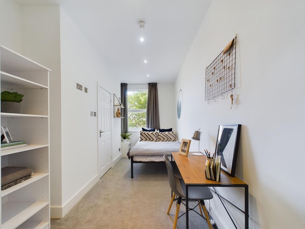 Property photo 2 of 7 A Spacious And Inviting Large Double Bedroom Featu...