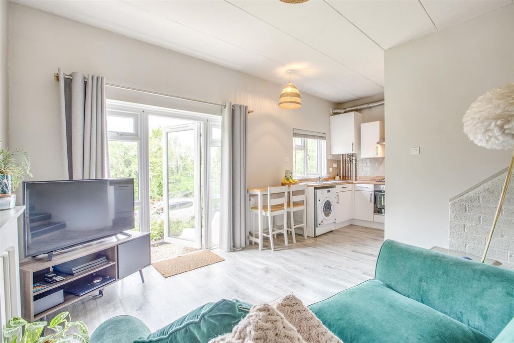 Property photo 3 of 11 5 Malvern Close, Hp13 5Sa-8.Jpg