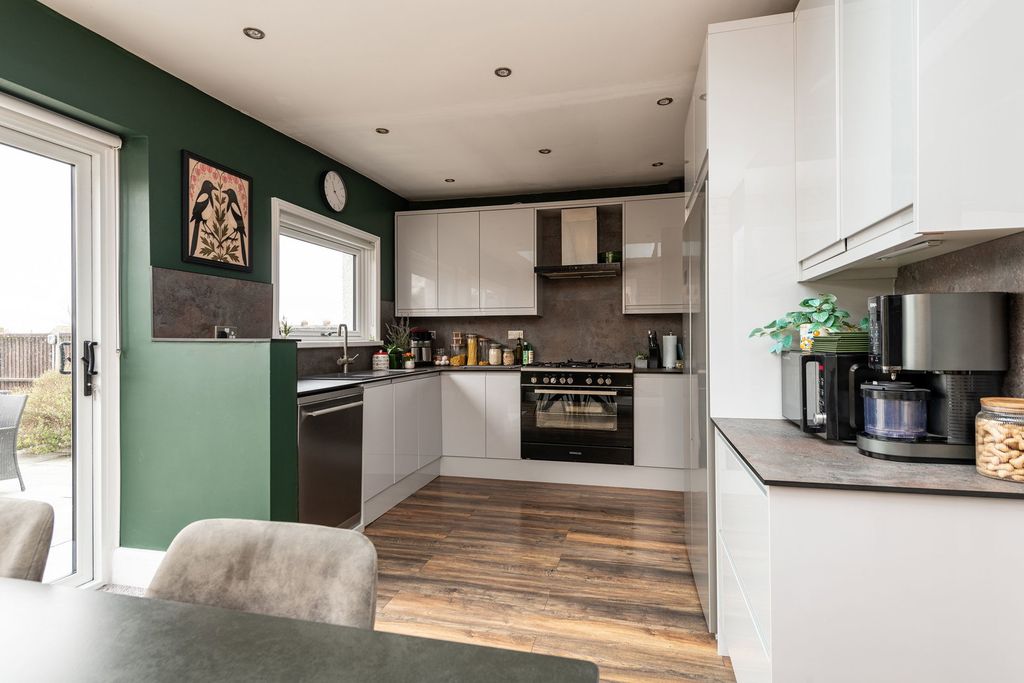 Property photo 3 of 27