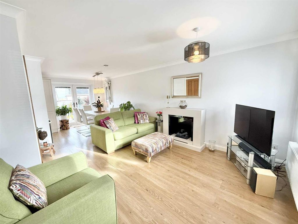 Property photo 2 of 21 Lounge.Jpg