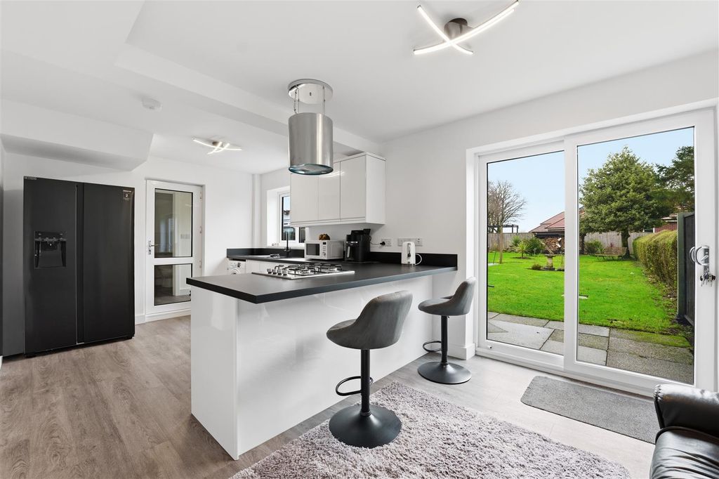 Property photo 3 of 39 P1705176.Jpg