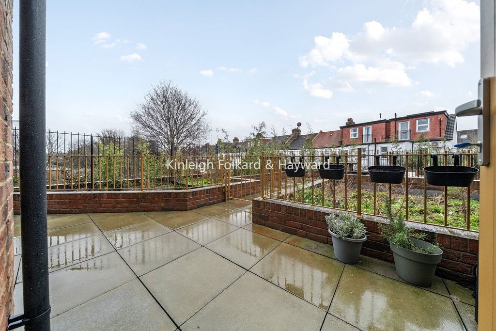 Property photo 2 of 18 Picture No. 11