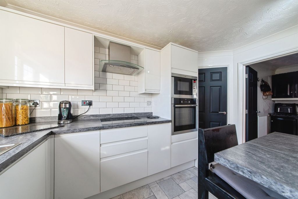 Property photo 3 of 27