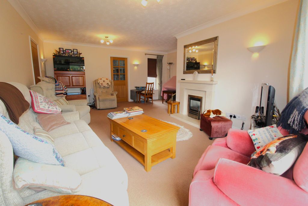 Property photo 3 of 27 Lounge 2