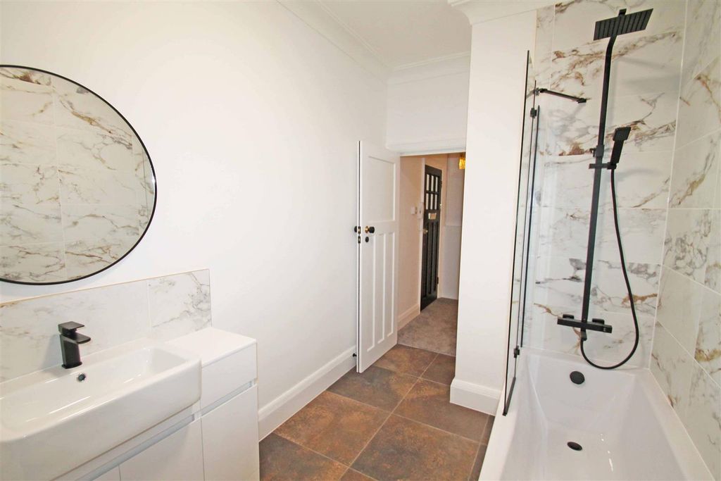 Property photo 2 of 9 Bathroom (2)