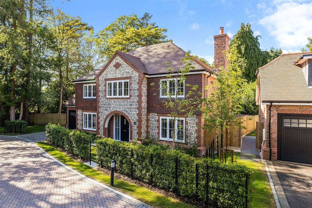 Property photo 1 of 16 Hudson Gardens