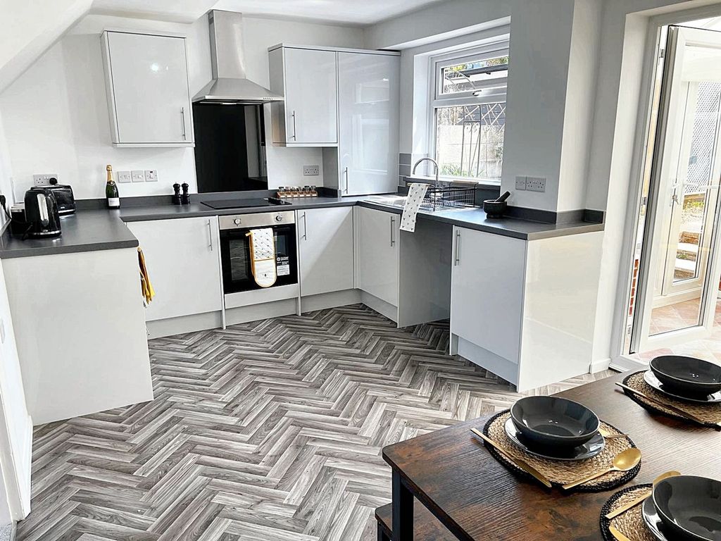 Property photo 3 of 12 Dining Kitchen