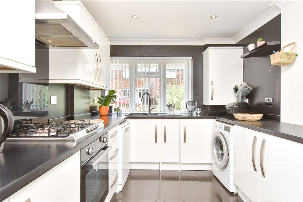 Property photo 3 of 13 Kitchen/ Dining Room