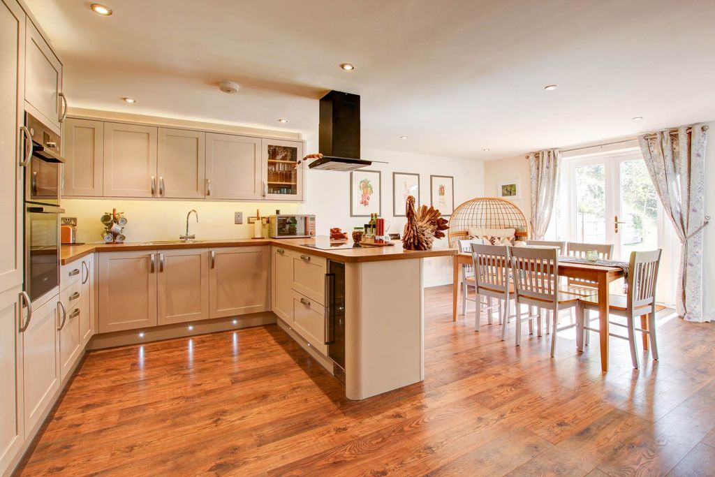 Property photo 2 of 27