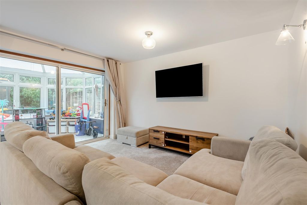 Property photo 3 of 23 Lounge