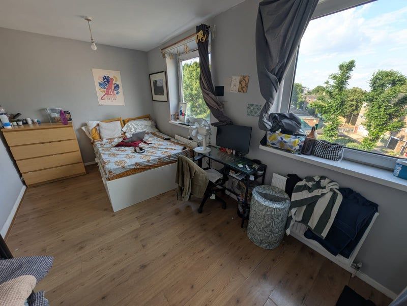 Property photo 3 of 13 Ensuite 3- £1100 Available 07/07/2026