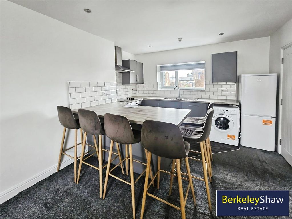 Property photo 3 of 11 Kitchen