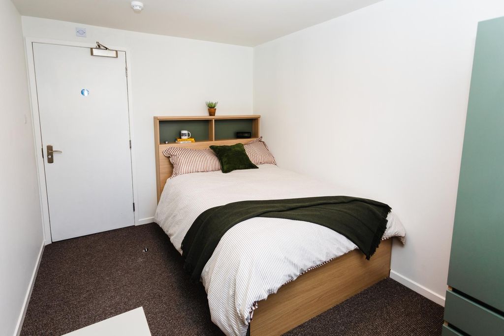 Property photo 1 of 26 Modern Double Bedroom With Stylish Headboard...