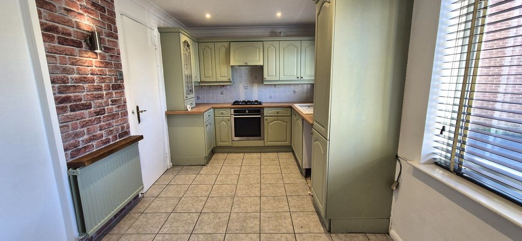 Property photo 3 of 8 Kitchen