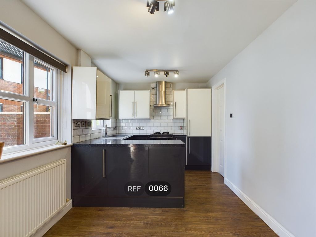 Property photo 3 of 17 Kitchen