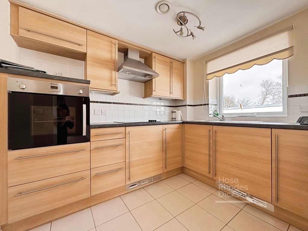 Property photo 2 of 10 Kitchen