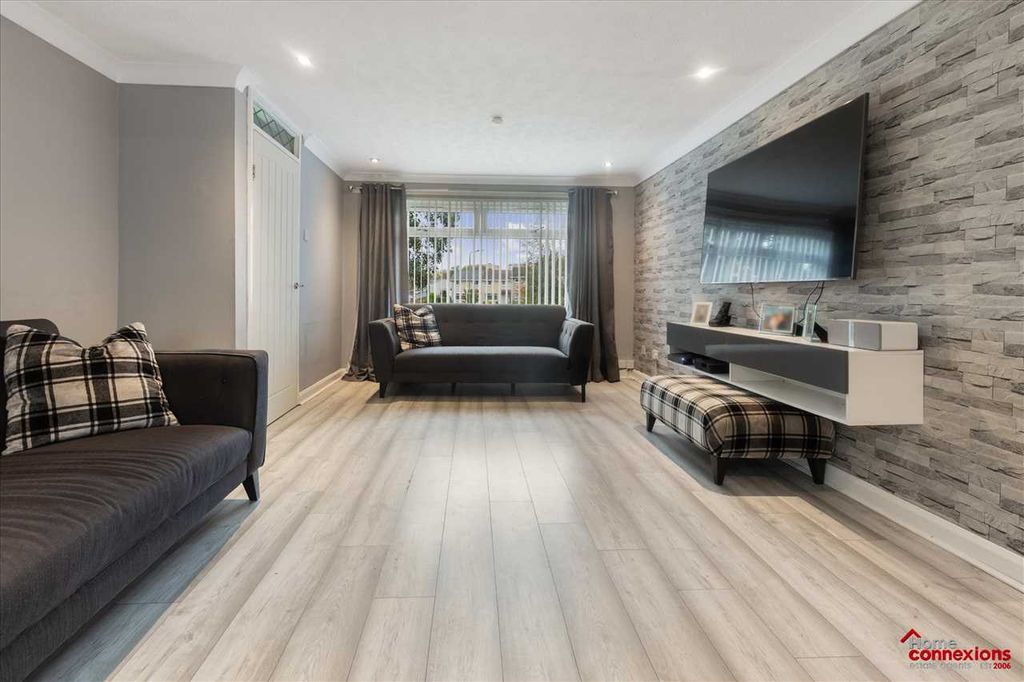 Property photo 2 of 22 Lounge (1)