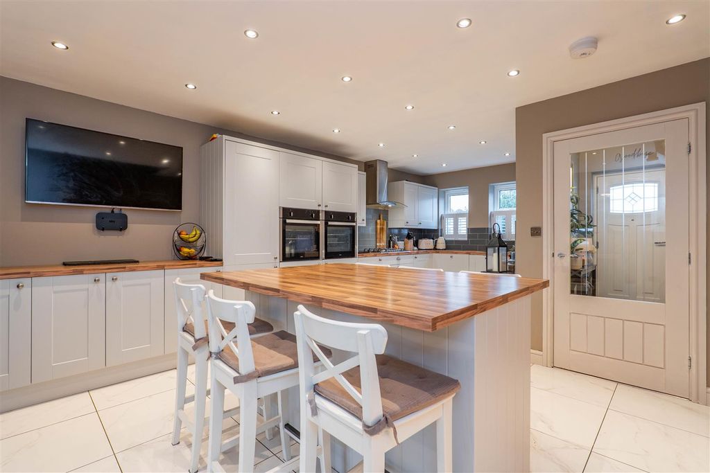 Property photo 2 of 27 Kitchen/Breakfast Room