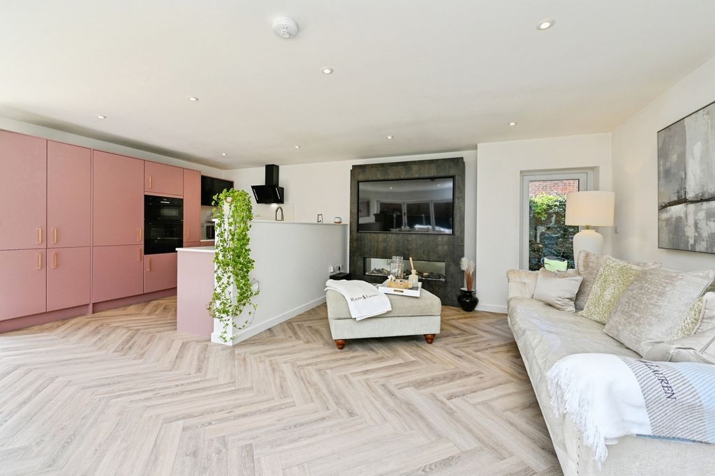 Property photo 3 of 26 Pbox-Img.Jpg