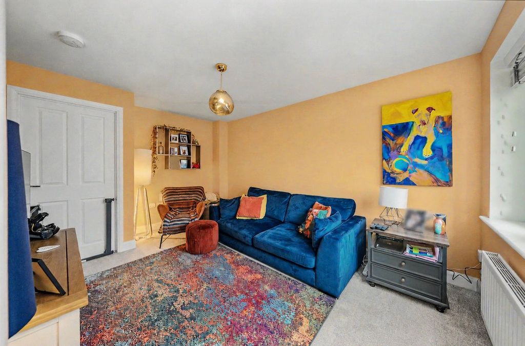 Property photo 3 of 16 Lounge