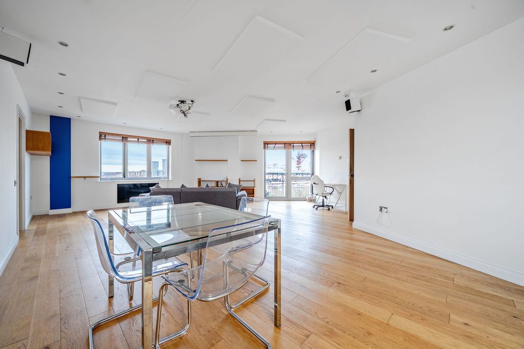 Property photo 3 of 20 Open Plan Living Room