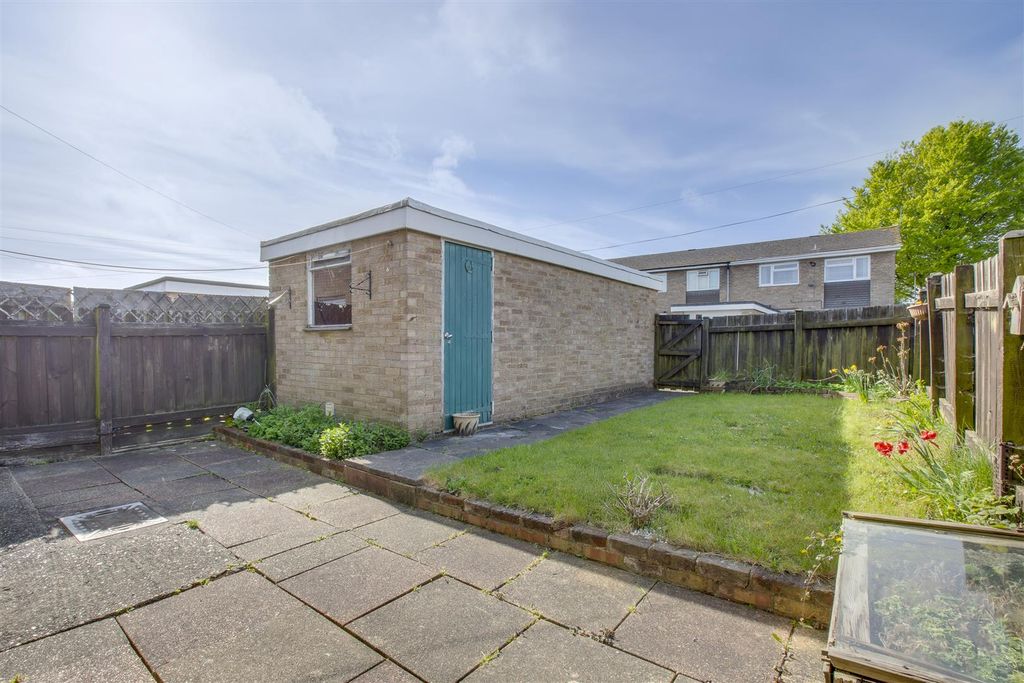 Property photo 2 of 14 32 Ash Road, Hp12 4Sw-7.Jpg