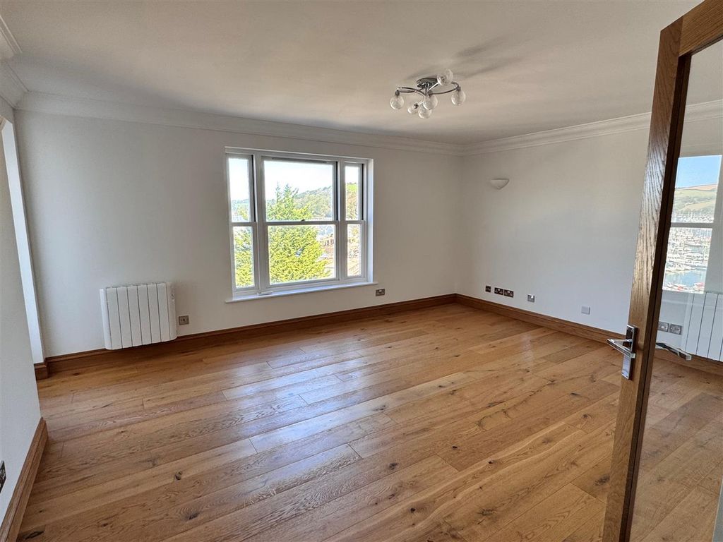 Property photo 2 of 17 Lounge.Jpg