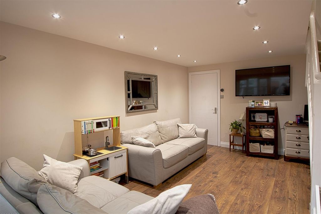 Property photo 3 of 12 Lounge 2W.Jpg