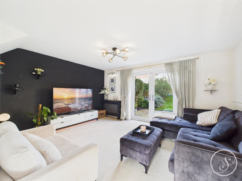 Property photo 3 of 17 Lounge