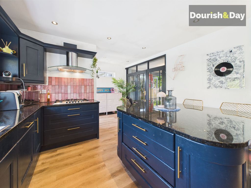 Property photo 3 of 17 Kitchen