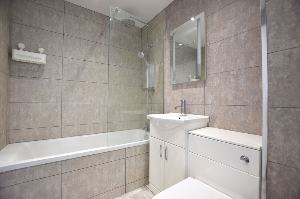 Property photo 2 of 10 Bathroom