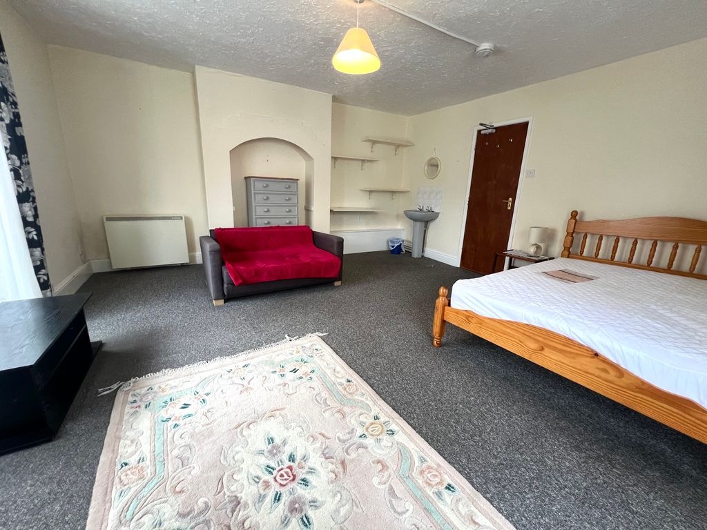 Property photo 2 of 9 Bedroom