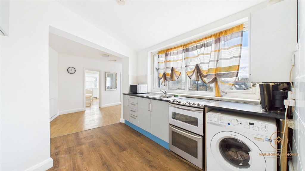Property photo 1 of 12 London E11