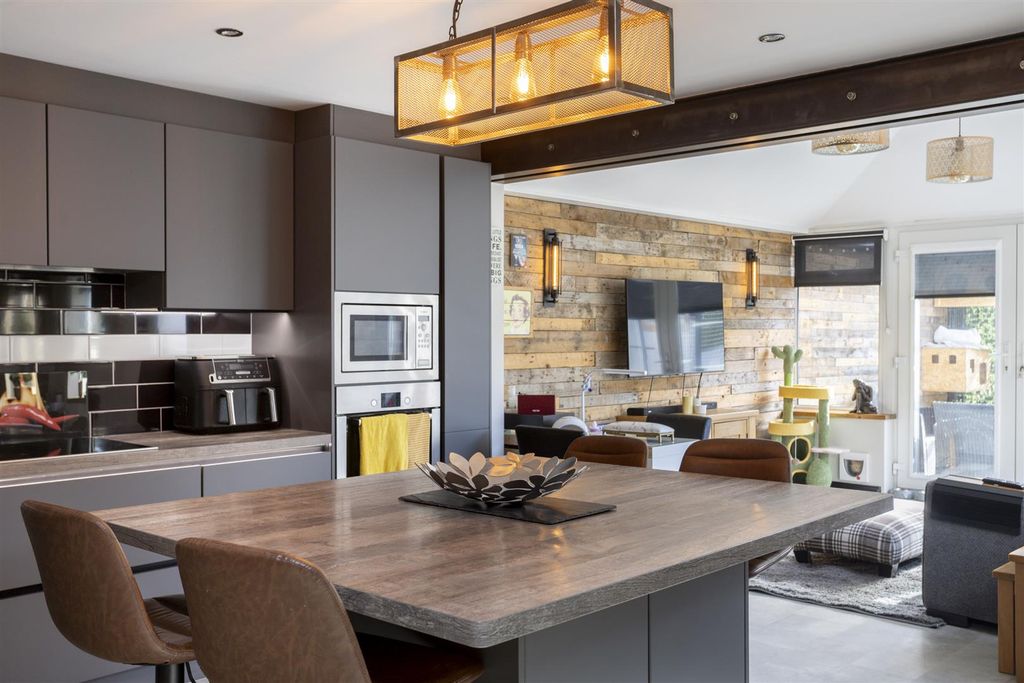 Property photo 3 of 32 3_Keble_Park_South_11.Jpg